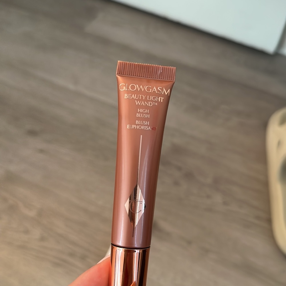 NEW Charlotte Tilbury Glowgasm Beauty Light Wand. Shade Pinkgasm
